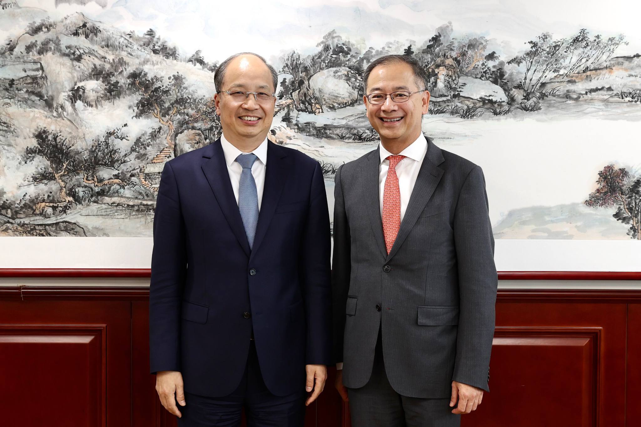 易會滿主席會見香港金融監管局總裁余偉文